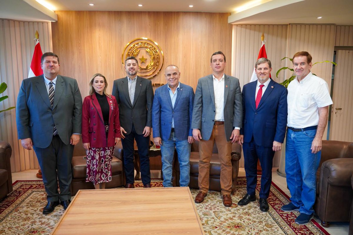 ElRolfi_Py's tweet photo. El presidente en ejercicio, @AllianaPedro, mantuvo hoy una reunión de trabajo con el presidente del Congreso Nacional, el senador @bachinunezpy, y sus colegas la Senadora @lizarellapy
Senadores @Nataliciochase1 @NanoGalaverna @patrick_kemper @PennerSenador 

​El tema central del encuentro fue la ratificación del "Tren de Cercanía" como una prioridad absoluta para el Gobierno del Paraguay. 

#Ñanduti