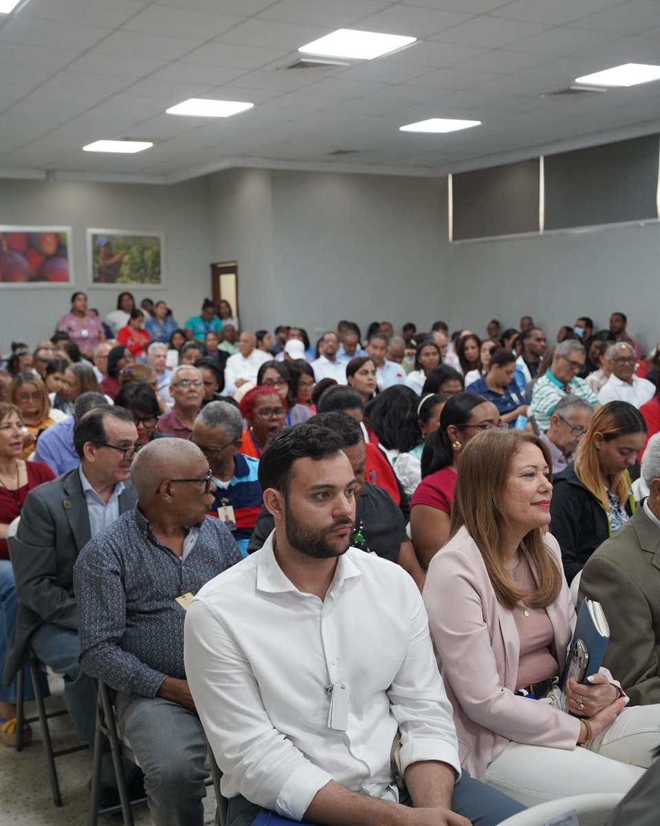 AgriculturaRD's tweet photo. El ministro de Agricultura, Francisco Oliverio Espaillat, encabezó la charla “Transparencia vinculada con Delitos de Corrupción en la Administración Pública”, impartida por la doctora Larissa Castillo en el marco de la Semana de la Ética 2026.

La jornada, dirigida a servidores públicos de la institución, reafirma el compromiso del Ministerio de Agricultura con una gestión transparente, ética y responsable, orientada al fortalecimiento institucional y al servicio de la ciudadanía.