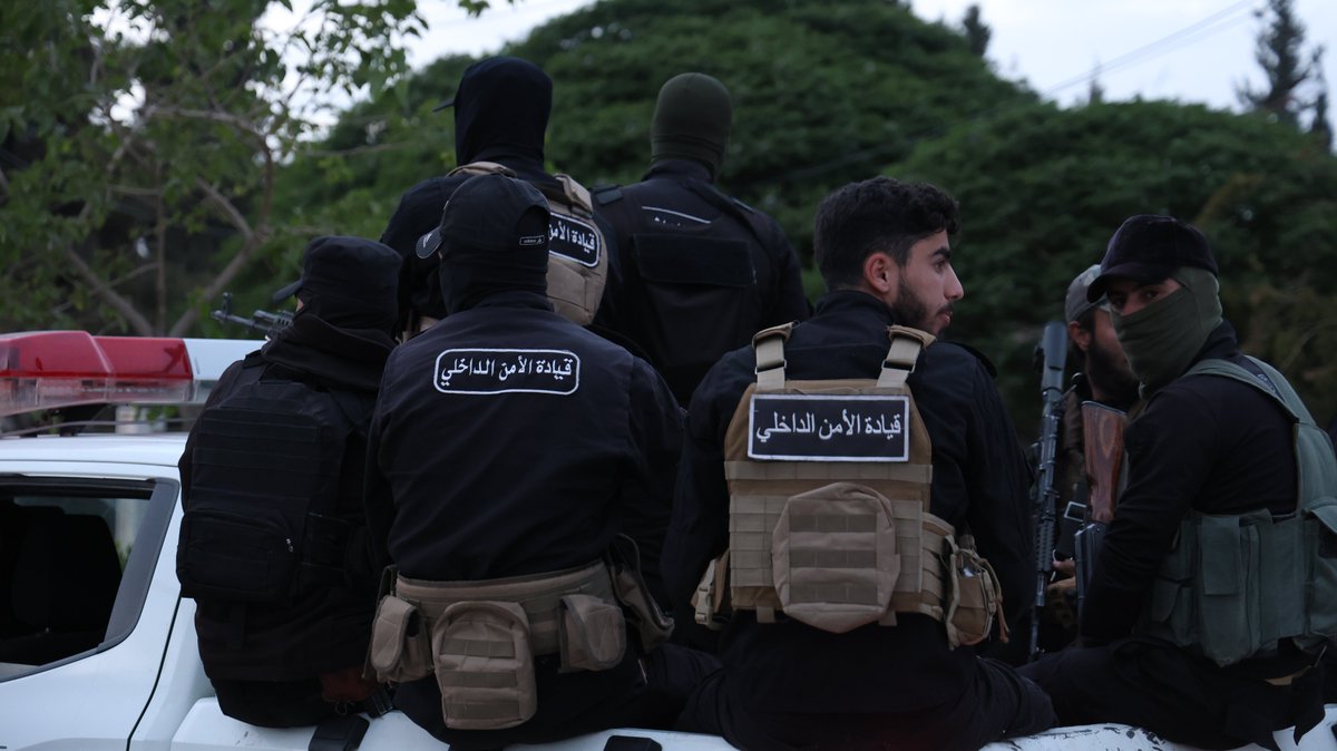 syrianmoi's tweet photo. نجحت الوحدات المختصة في وزارة الداخلية، بالتعاون مع جهاز الاستخبارات العامة، في توجيه ضربة استباقية قاصمة لمخطط إرهابي كان يستهدف أمن البلاد ورموزها https://t.co/3B1FFiwZAJ