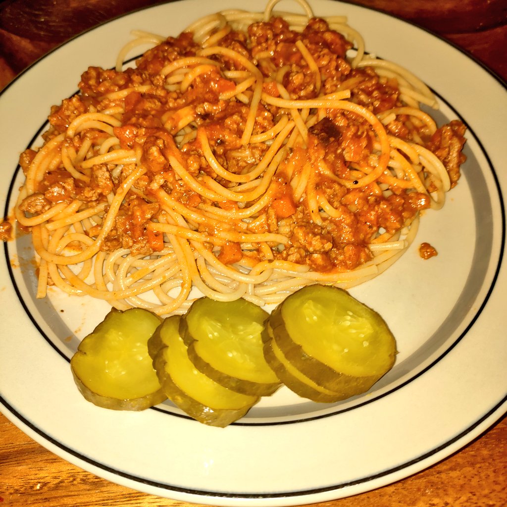 IamHula's tweet image. Täysjyväspagettia ja eilistä Bolognese -pastakastiketta tuunattuna. Lisäsin vähän kermaa ja kiehautin pari minuuttia. On hyvää. 
#dinner 🍝