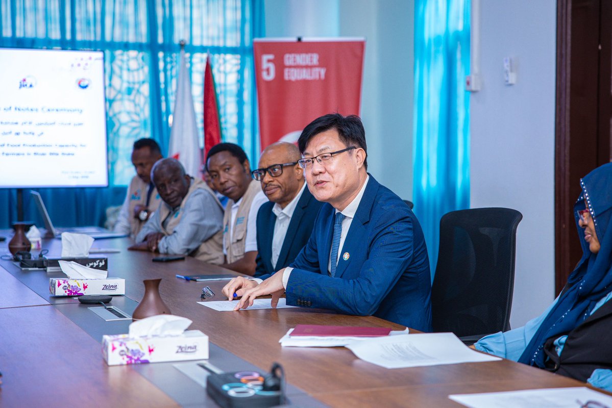 FAOSudan's tweet image. 120 extension officers trained in irrigation &amp;amp; crop management.  "Agriculture is heart of Sudanese livelihoods," said Mr. Nakahara Takanobu. FAO's Hongjie Yang: on-job training ensures sustainable knowledge transfer.  #FAO #Japan #Sudan #FoodSecurity