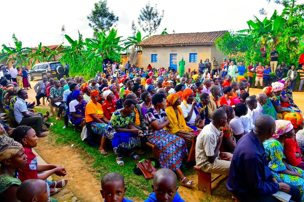 Muhangadis's tweet photo. 1/2
Mu Tugari twose; hateranye #Inteko z’abaturage, barebera hamwe ingingo zitandukanye zigamije iterambere ry’ubukungu n’imibereho myiza yabo, ndetse hanatangizwa urubuga https://t.co/I49RMT9rSz ruzajya rufasha abaturage kugeza ibibazo byabo ku buyobozi bidasabye kujya ku Biro. https://t.co/WZVLA1oghl
