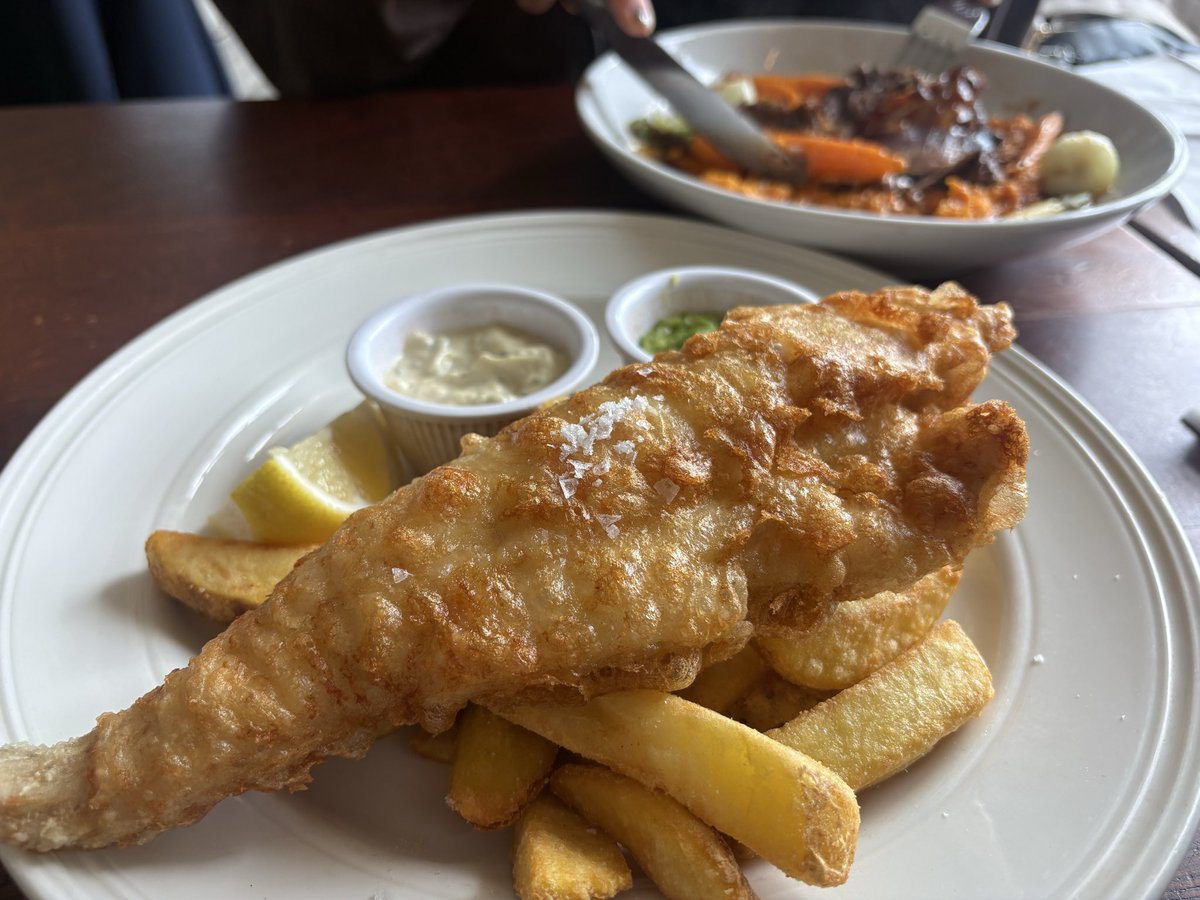igig_mimi's tweet image. 滞在先から近いグリニッジの老舗パブで最後にフィッシュ&amp;amp;チップスと
ギネスを食してロンドン旅終了！
ギネスとアイリッシュスタウト飲んだけど日本で飲むよりクセがなくて本当に美味しかった🤤