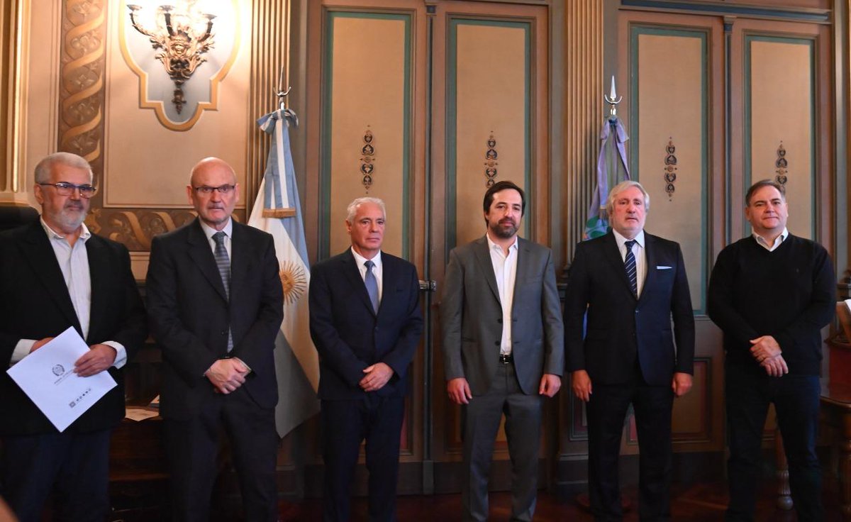 En La Plata firmamos un convenio junto a Nicolás Kreplak, Sergio Torres y Julio Conte Grand, en articulación con el INCUCAI.

Buscamos mejorar la coordinación en donación y trasplantes, optimizar tiempos y garantizar traslados seguros.

Seguimos trabajando en conjunto por una