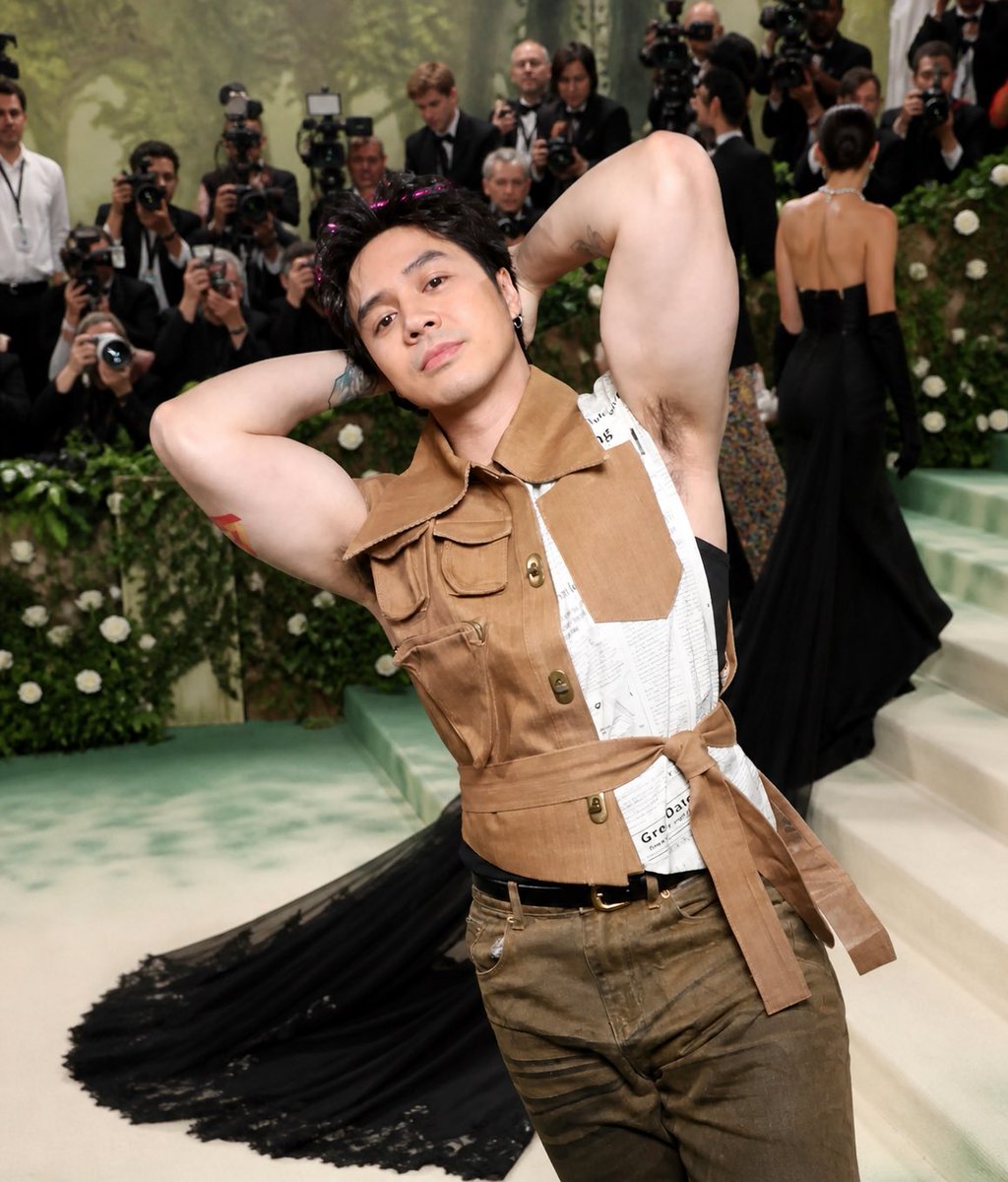 schizojoejoe's tweet photo. Sam Concepcion at this year’s #METgala #MET https://t.co/8bJqo6wxjh