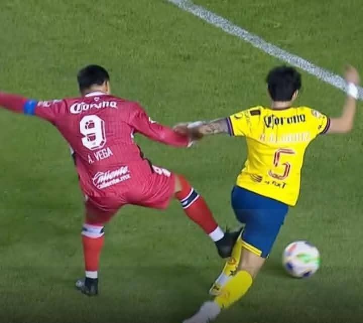 El_Hincha12's tweet photo. Vengo a soltar un FACTO 🔥

Hoy te estás quejando del América, que sí cometió alineación indebida o no por un BERRINCHE de Pumas, Pero...

¿Por qué nadie habla del Toluca? Su Bicampeonato está manchado por AYUDAS ARBITRALES 🚨😵‍💫

👀 Tarjetas rojas perdonadas
⚽ Goles válidos que no debían contar
‼️ Penales a su favor
🏆 Títulos manchados

Aquí sí deberían quejarse, NO del noble América 💥🦅