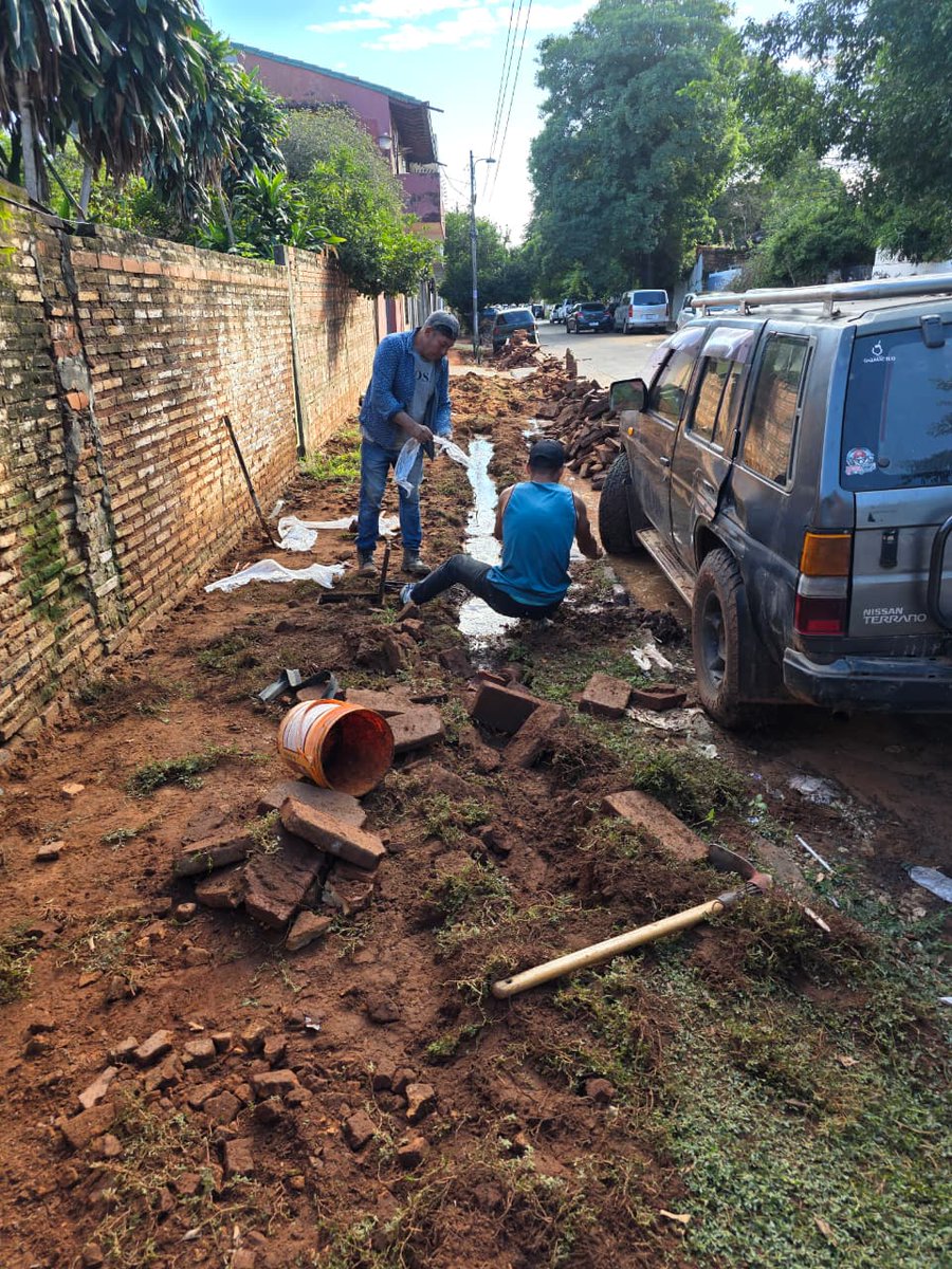 1507GLORIA's tweet photo. Tercer número 61289 de reclamo a la @EssapSA desde la semana pasada por caño roto, en Luque , centro histórico calle jose A Molas y Mariscal M. Lopez obreros de la Muni rompieron https://t.co/pagJWgkEUW