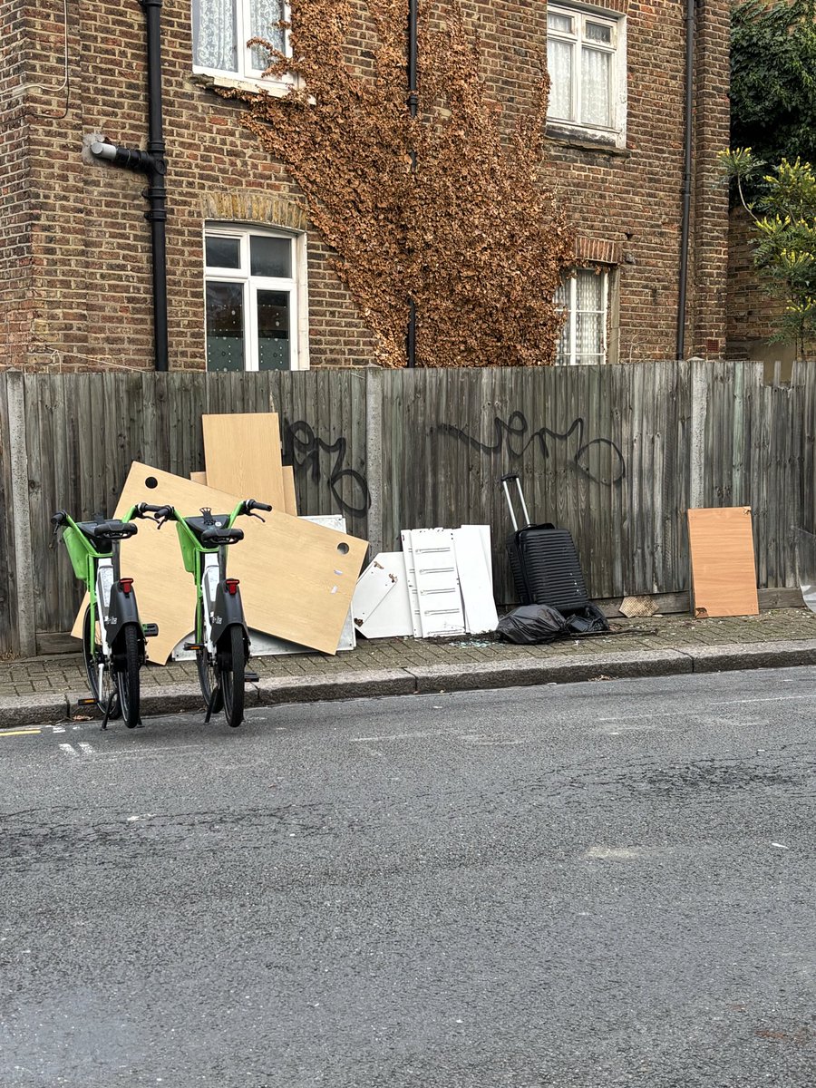 lnikol's tweet photo. @PutneyFleur @CllrSimonHogg @PutneyLabour @SouthfieldsLab @WestPutneyLab @RoeLabourCllrs @LondonLabour @DrRosena @MarshadeCordova @LeonieC Here are some of the cleaner streets in Wandsworth. You’d have to be pretty shameless to claim street cleaning has been doubled when areas are still in this state. #VoteLabourOut https://t.co/mkqE2dVMrQ