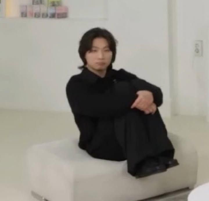 littlehooligata's tweet photo. Sábado o GD foi cancelado por usar uma camisa ridícula com ofensas em holandês, pediu desculpas e ninguém fala isso.

Ontem o Youngbae foi cancelado por fazer ondas no cabelo. 

Hoje os GDAE estão sendo cancelados por bancar equipe de trabalho e uma confusão entre fãs na China. https://t.co/uBPPfn4408