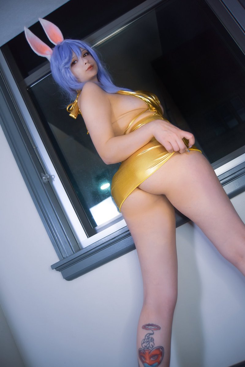 what are u looking at lil bun ?~ pekomamas eyes are up here!! 

i love golden week ￼🤤