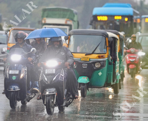 EnglishSalar's tweet image. People were seen walking on the streets during a brief spell of rain at Ambedkar Veedhi near #VidhanaSoudha in #Bengaluru. The India Meteorological Department (IMD) has forecast light to moderate rainfall in parts of the city, with commuters facing wet roads and traffic