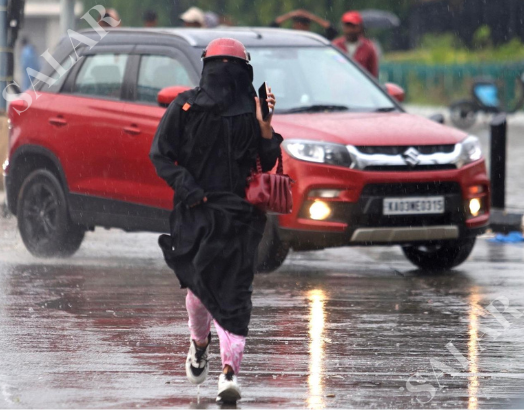 EnglishSalar's tweet image. People were seen walking on the streets during a brief spell of rain at Ambedkar Veedhi near #VidhanaSoudha in #Bengaluru. The India Meteorological Department (IMD) has forecast light to moderate rainfall in parts of the city, with commuters facing wet roads and traffic