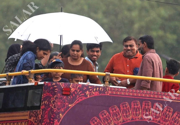 EnglishSalar's tweet image. People were seen walking on the streets during a brief spell of rain at Ambedkar Veedhi near #VidhanaSoudha in #Bengaluru. The India Meteorological Department (IMD) has forecast light to moderate rainfall in parts of the city, with commuters facing wet roads and traffic