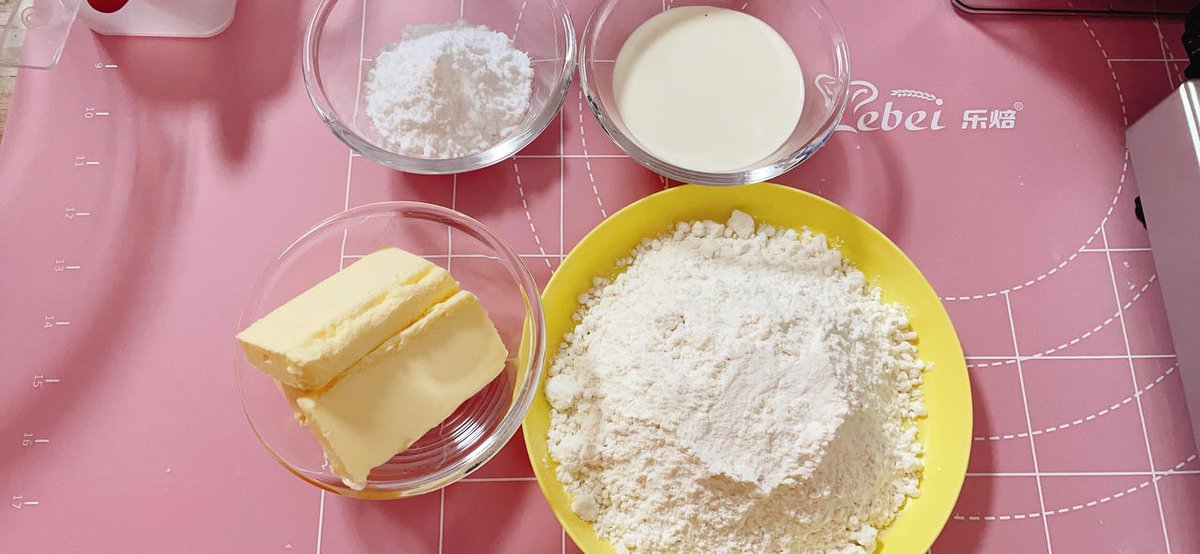 FrankFr73564394's tweet image. "Cozy Sunday vibes: baking cookies with my little one—flour on noses, laughter in the air, and hearts full of joy.  #FamilyTime #SundayFun"