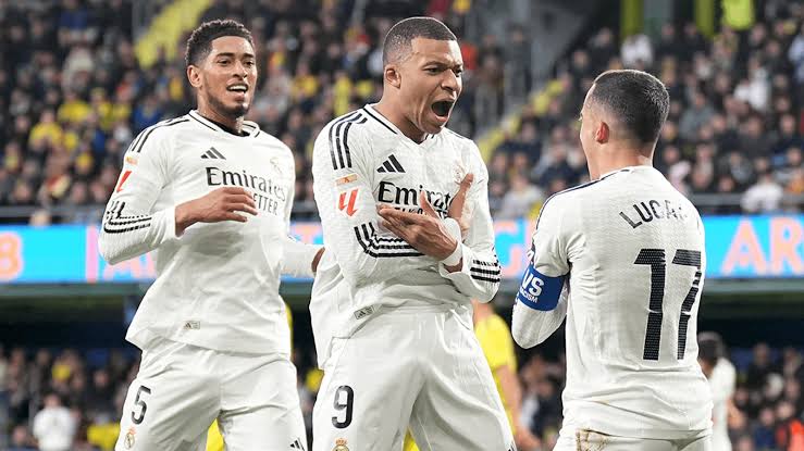 Dios... me... me ha llegado información muy sensible acerca del vestuario del Real Madrid CF... estoy sin palabras... si un colega lo suelta, os lo suelto también, pero hay que decir que es muy decepcionante... 
Pero ante todo HalaMadrid y nada más, pero lo que me han dicho...