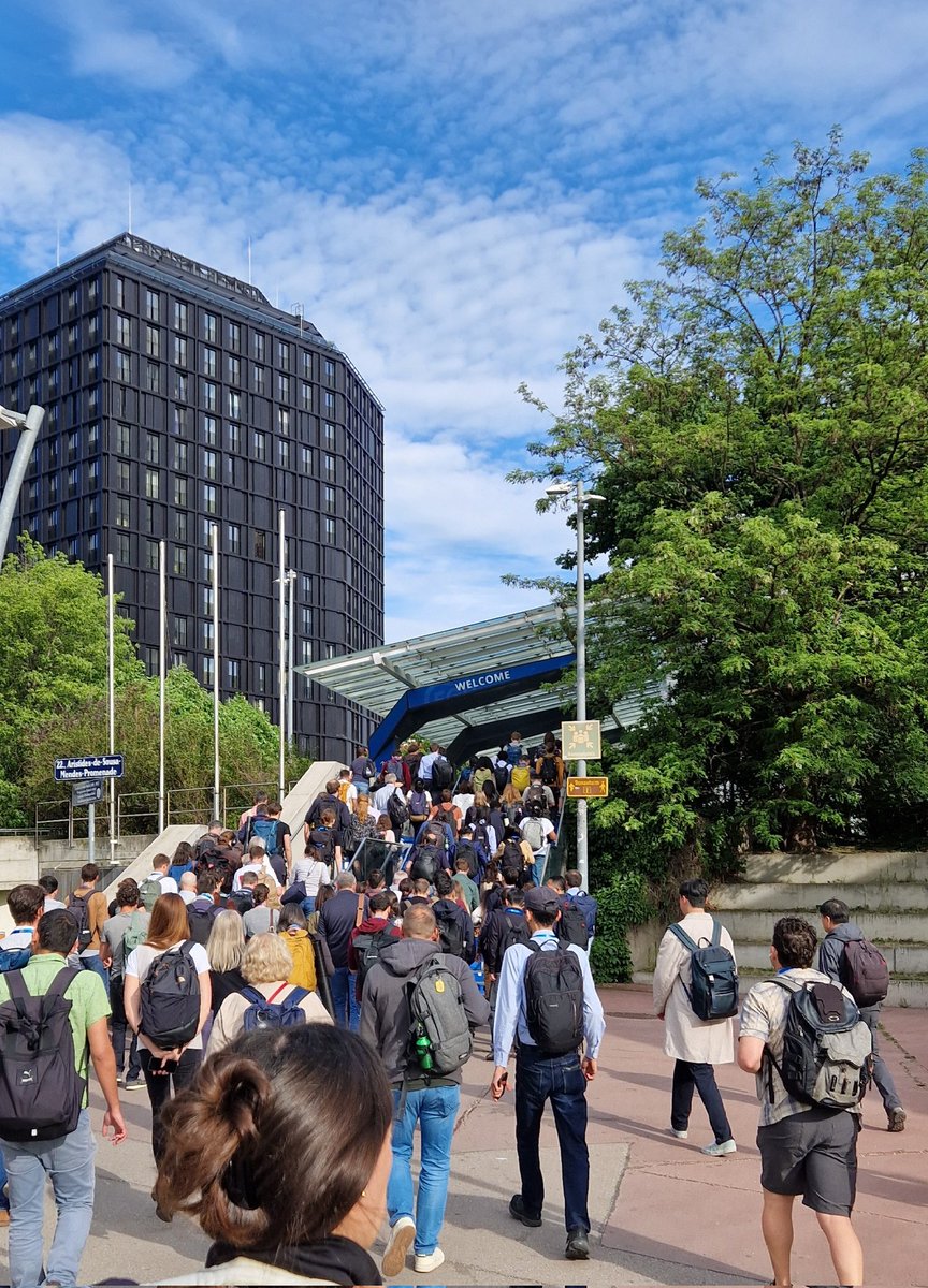 gixe's tweet photo. Back at EGU once again 🤩🌍 Always amazed by the stream of people early in the morning 🌅👣  @EGU_Atmos @BSC_CNS @CERTAINTY_ACI https://t.co/PnAdGCXdhf