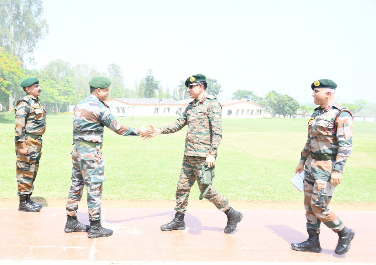 Spearcorps's tweet photo. 𝗟𝗲𝗮𝗱𝗲𝗿𝘀𝗵𝗶𝗽 𝗼𝗻 𝗚𝗿𝗼𝘂𝗻𝗱

GOC #SpearCorps visited Mantripukhri & Keithelmanbi Garrisons of IGAR (South), #Manipur. 
The Corps Commander reviewed operational readiness and interacted with all ranks and  commended them for their professionalism and readiness.

GOC #SpearCorps ने IGAR (South), #Manipur के मंत्रिपुखरी और कीथेलमानबी गैरिसन का दौरा किया।
कोर कमांडर ने ऑपरेशनल तैयारी का रिव्यू किया और सभी रैंक के लोगों से बातचीत की और उनके प्रोफेशनलिज़्म और तैयारी के लिए उनकी तारीफ़ की।

#Manipur #AssamRifles #SpearCorps #OperationalReadiness #ProjectSadbhavna #CommunityOutreach #IndianArmy #NationFirst #Leadership #CivilMilitarySynergy

@adgpi
@easterncomd
@official_dgar
@SpokespersonMoD
@HQ_IDS_India
@DefenceMinIndia
@PIB_India