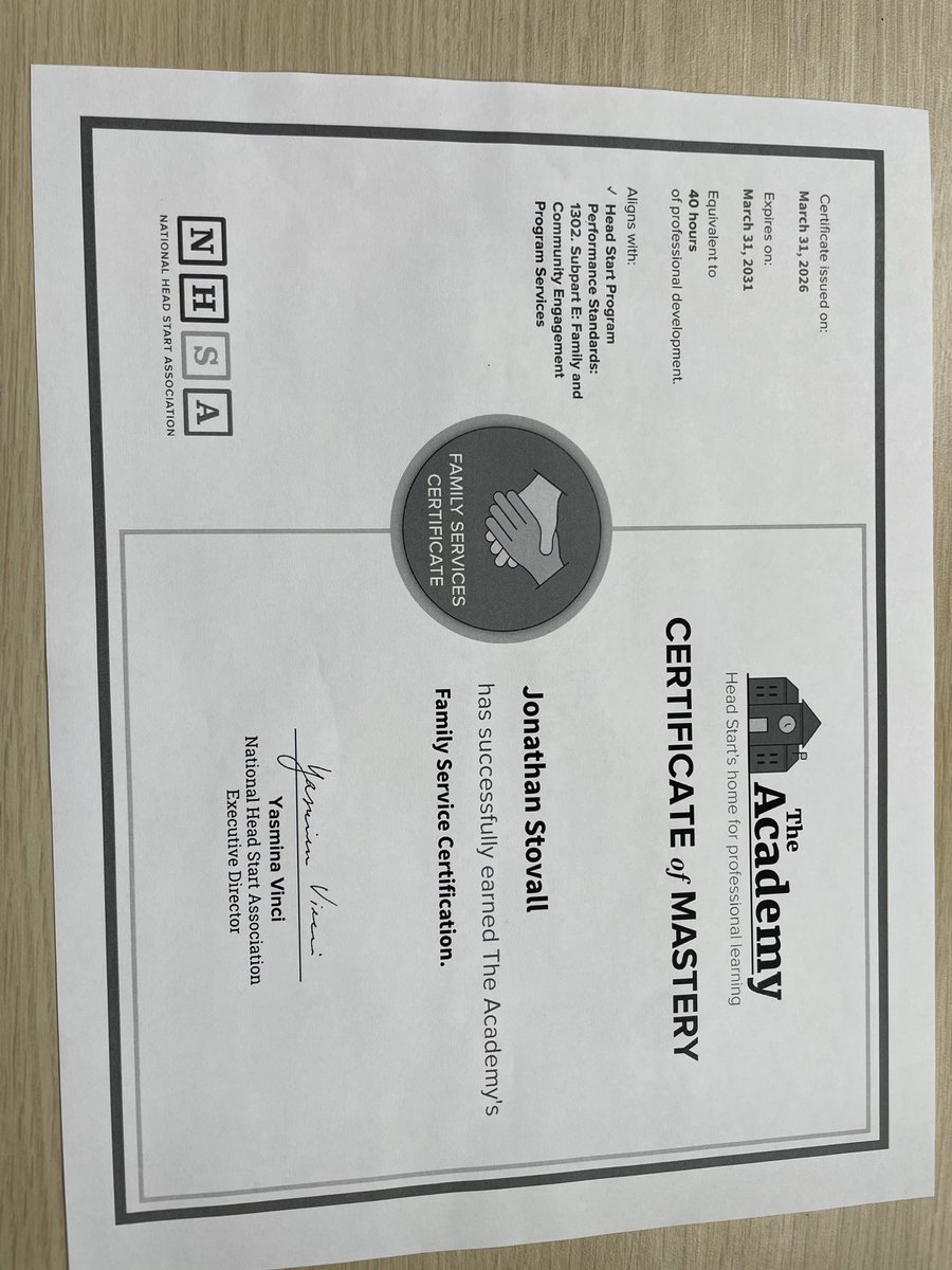 _JohnnyCaptain_'s tweet photo. Got my certificate and decorated my new office w/ my secretary. #boss https://t.co/TMNQq1eSQ7