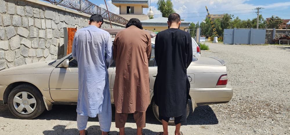 د ننګرهار ولايت، مرکز جلال اباد ښار د دويمې امنيتي حوزې منسوبینو درې تنه يو ميل تفنګچې سره د غلا په تور ونيول.
دوی به هغه کسان تعقيبول او د وسلې په زور به يې ترې پيسې غلا کولې چې له صرافیو به يې خپلې پيسې ترلاسه کړې وې.
امنيه قومانداني