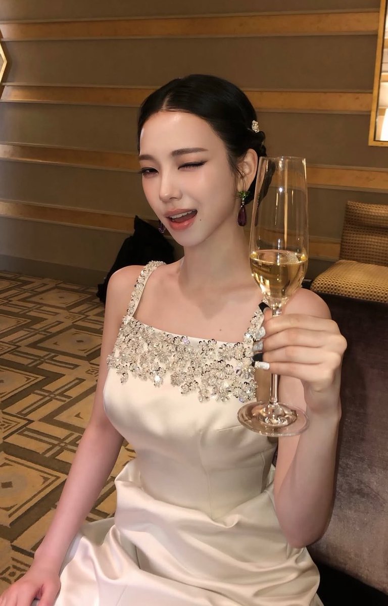 hourly karina tweet media
