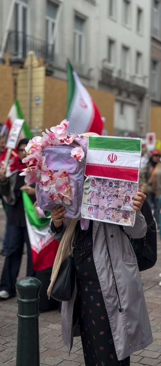 از قلب بروکسل با یک کیف داغ میناب زنده شد...