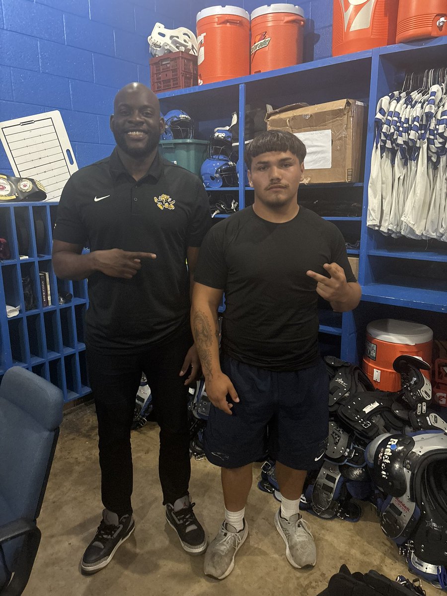 DomingoSolis98's tweet photo. Thanks @Lliott_Curry for coming out to talk to me and some teammates and telling us about your program. https://t.co/7MM4gkJBNW