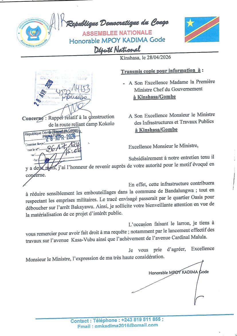 DBeledu's tweet photo. #RDC‼️ Le député national Godé Mpoy accentue la pression pour la matérialisation de la route reliant Camp Kokolo à l'arrêt Bakayawu !

Dans une correspondance datée du 28 avril 2026, l’élu national Godé Mpoy Kadima a officiellement relancé le Ministre des Infrastructures et Travaux Publics concernant le projet de construction de la route reliant Camp Kokolo à l'arrêt Bakayawu.

​L'enjeu est de fluidifier la circulation dans l’une des communes les plus denses de Kinshasa. Pour Godé Mpoy, ce projet routier n'est plus une simple option, mais une nécessité pour les habitants de Bandalungwa.

​Le tracé proposé par le député national est précis. La route devrait traverser la cité Oasis pour déboucher sur l'arrêt Bakayawu. Selon l'élu, cette nouvelle artère permettrait de  réduire sensiblement les embouteillages chroniques qui asphyxient la commune de Bandalungwa, d'optimiser la mobilité urbaine tout en respectant scrupuleusement les emprises militaires du Camp Kokolo.

​Ce rappel intervient deux mois après un premier entretien entre le député et le patron des Infrastructures. En adressant une copie de sa lettre à la Première Ministre, Cheffe du Gouvernement, Godé Mpoy témoigne de l'urgence qu'il accorde à la matérialisation de ce projet qu'il qualifie « d'intérêt public ».

​« Cette infrastructure contribuera à réduire sensiblement les embouteillages... je sollicite votre bienveillante attention en vue de la matérialisation de ce projet », écrit-il dans sa note officielle.

​Tout n'est pas qu'interpellation dans le courrier de l'élu. Le Professeur Mpoy a profité de l'occasion pour saluer les avancées sur d'autres chantiers névralgiques de la capitale. Il a notamment exprimé sa gratitude au Gouvernement pour le lancement effectif des travaux sur l’avenue Kasa-Vubu et l’achèvement de l’avenue Cardinal Malula.

​Si ces réussites récentes prouvent que la machine des grands travaux est lancée, les regards des habitants de Bandalungwa sont désormais tournés vers le Ministère des Infrastructures.