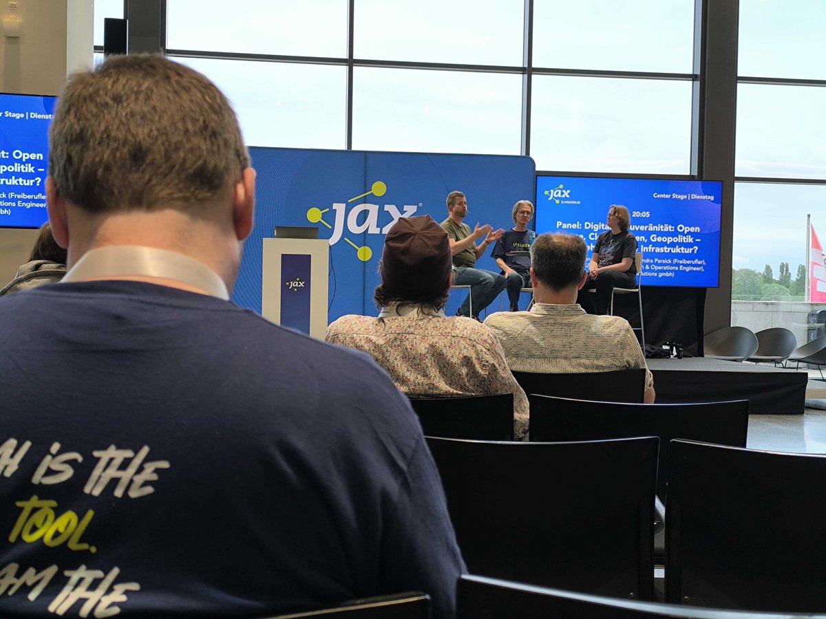 jaxcon's tweet photo. 🌐 Heute Abend auf der #jaxcon: Digitale Souveränität live auf der Center Stage!
Open Source, Cloud-Kosten, Geopolitik — wem gehört unsere Infrastruktur?
#panel https://t.co/wkerNh7sfS
