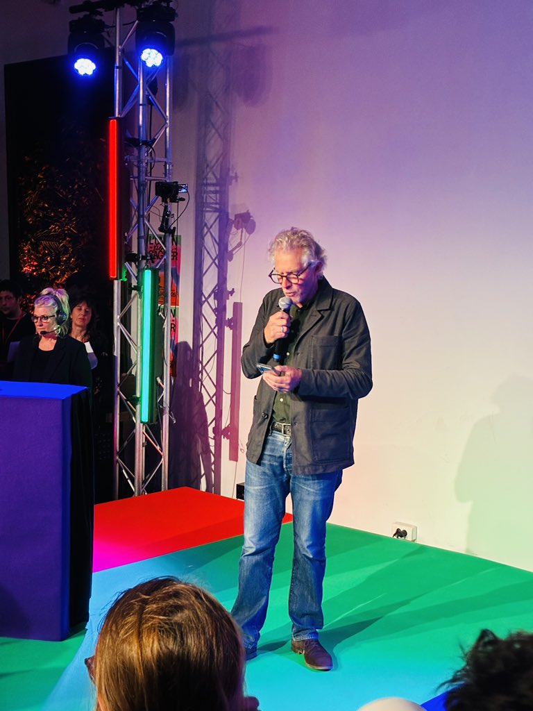 Thibptt's tweet photo. Au meeting des partisans de la primaire à gauche, à noter la présence d’élus Place Publique (parti de Raphaël Glucksmann), et notamment @EricPliez maire PP de Paris 20e.

« Rassemblons nous car, divisés, nous commenterons l’Histoire, unis, nous l’écrirons. »

À bon entendeur… https://t.co/1DNygG1QwV