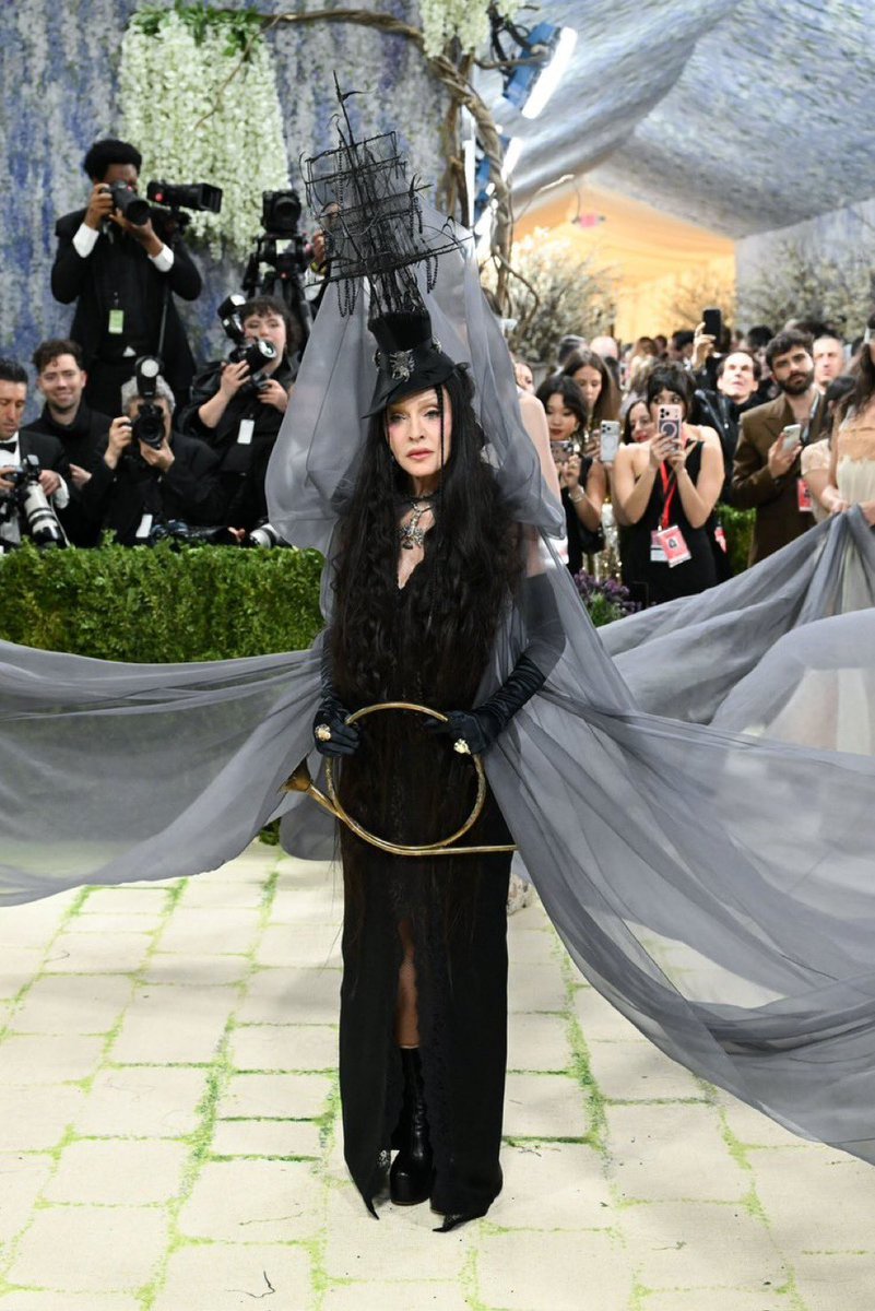 graceparsons_'s tweet photo. happy (belated) met gala monday to all who celebrate - here’s a thread of my fave looks https://t.co/AoQ7NmAWr4