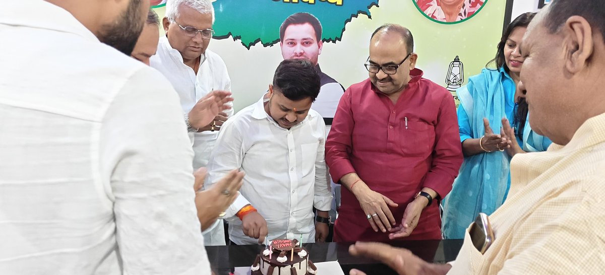 brajhas's tweet photo. आज राजद प्रदेश कार्यालय में मेरे जन्मदिन पर अभिभावक तुल्य वरिष्ठ नेताओं, पदाधिकारियों, युवा साथियों और कर्मचारियों से मिले अपार स्नेह व सम्मान के लिए मैं हृदय से आभारी हूँ। 🙏💚 #ThankYou #Gratitude  #RJD, #Bihar
@yadavtejashwi @laluprasadrjd https://t.co/n33OogtXCH
