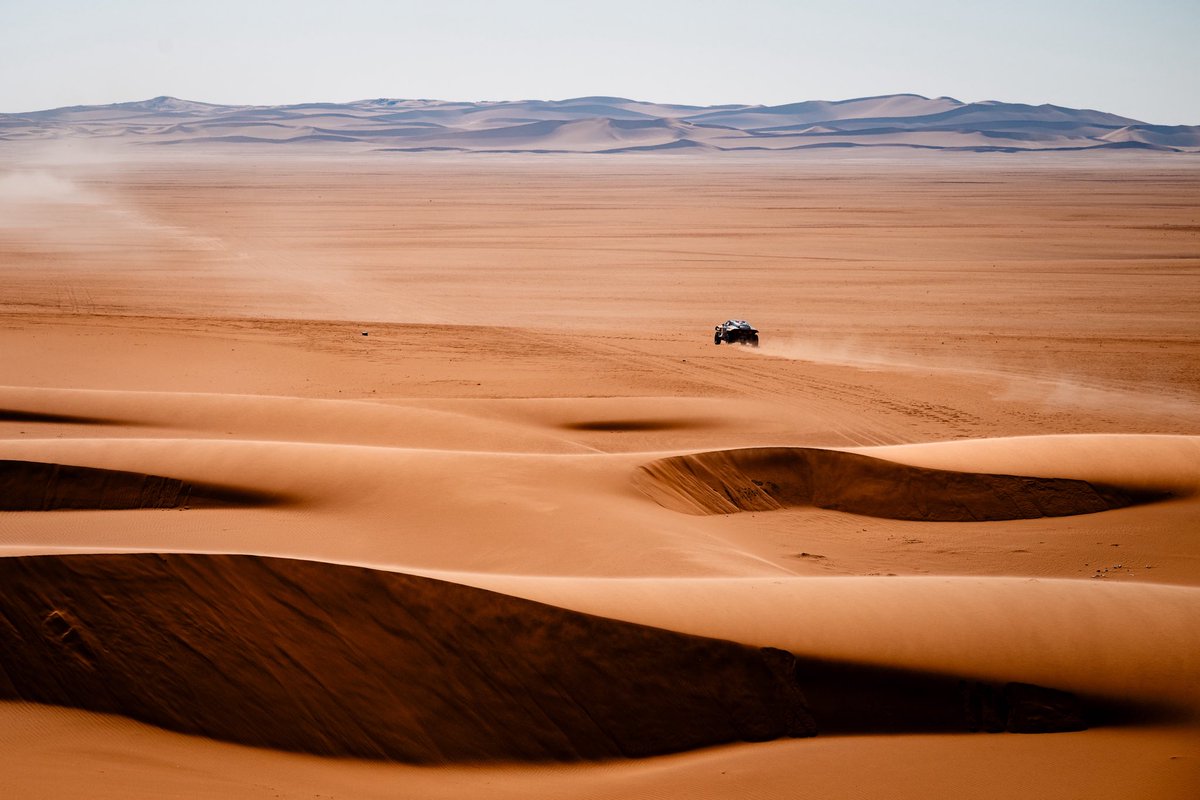LaiaSanz_'s tweet photo. ✅ Dakar 2027 presentado. Nos espera un rally muy duro, con algo menos de piedra, más arena y muchas etapas por encima de los 400 km. Tenemos muchas ganas de seguir trabajando en el EBRO s800 XRR con el objetivo de llegar a la salida mejor preparados que nunca 💪🏻

+👇🧵🇬🇧 + [CAT] https://t.co/D9pVEF3AxA