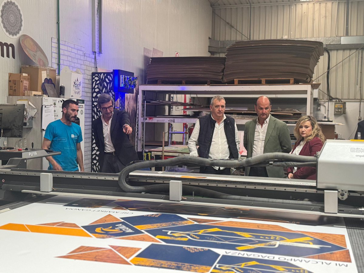 ToniRamrez's tweet photo. Qué alegría poder estar hoy en mi pueblo, Morón, junto a @ParadelaJSr y @PopularesMoron visitando a dos empresas locales que han desarrollado una tecnología innovadora, MONTABLE Y TELATER, empresas familiares y moroneras que han recibido el apoyo del gobierno de @JuanMa_Moreno https://t.co/uYDgdF1cx2