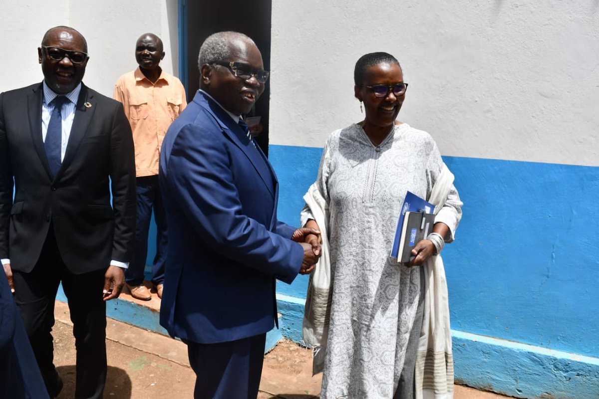 UN_CAR's tweet photo. Rencontre entre le ministre d’État chargé du DDRR-APPR, Jean Willybiro-Sako, et RSSG @VRugwabiza, Cheffe #MINUSCA. Échanges axés sur le suivi de la mise en œuvre des orientations stratégiques et décisions clés du comité stratégique du 14/04, présidé par le PR, Chef de l'État 🇨🇫 https://t.co/FZ1NaulovU