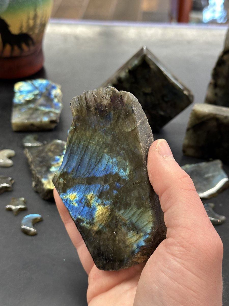 wisdom_ages's tweet image. This #MothersDay, tell your mom she’s like the #moon and the #stars, adding sparkling joy to your life ✨💖✨ #Labradorite makes a fantastic #gift, along with this gorgeous vase featuring a wolf with the #northernlights and stars! 🌟 It’s even said that Labradorite is actually