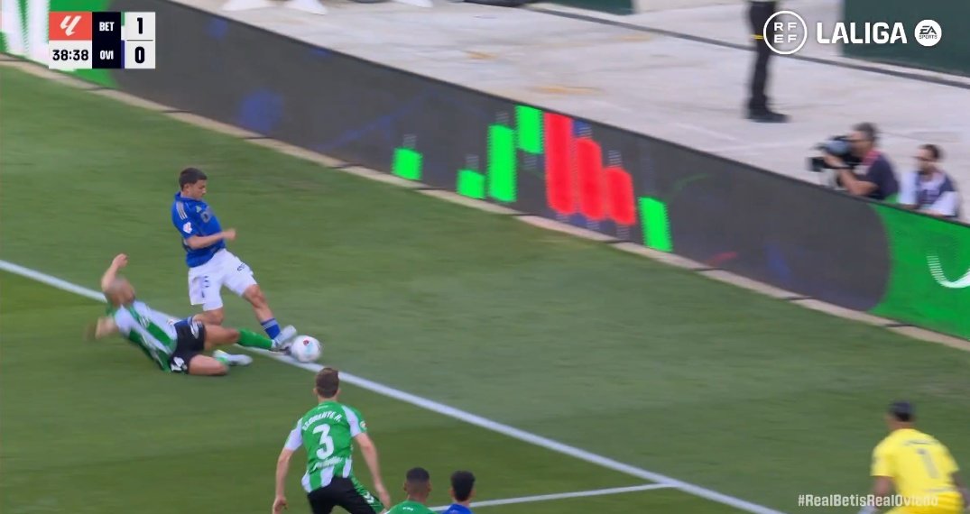 33moreno's tweet photo. @rfef @CTARFEF Pero cómo podéis ser tan inútiles de seguir manteniendo que está el balón fuera? https://t.co/fmn82dMy9E