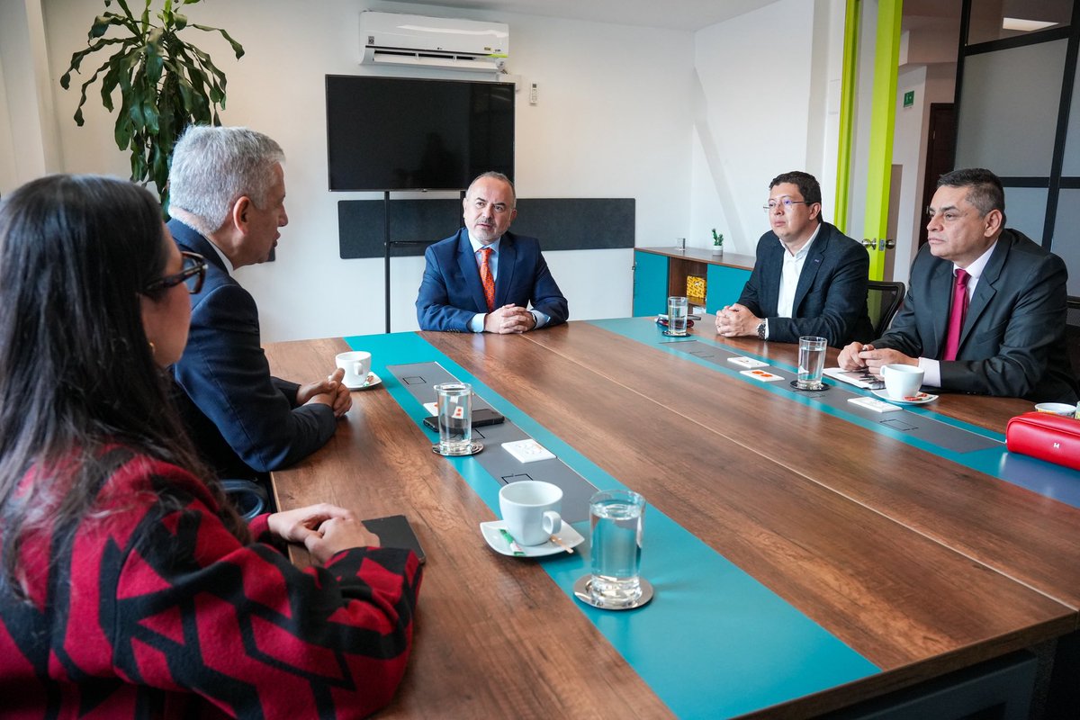 MinjusticiaCo's tweet photo. ¡Articulación institucional para fortalecer el equipo asesor de la #ReformaALaJusticia! 

#AgendaAlDía | El ministro de Justicia, Jorge Iván Cuervo (@cuervoji), se reunió con Ulises Canosa (@ucanosas) y Magda Isabel Quintero, presidente y directora ejecutiva del Instituto Colombiano de Derecho Procesal @I_C_D_P. Durante el encuentro los directivos del Instituto, manifestaron su disposición para participar activamente en la Comisión Asesora para la #ReformaALaJusticia. En el espacio también se acordó realizar una reunión muy técnica en los próximos días para trabajar en la reforma al Código General del Proceso, proyecto de trascendencia para esa organización.
