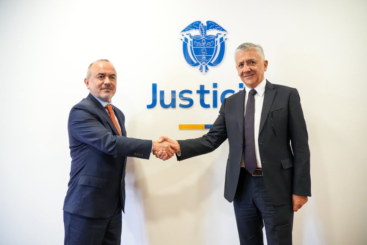 MinjusticiaCo's tweet photo. ¡Articulación institucional para fortalecer el equipo asesor de la #ReformaALaJusticia! 

#AgendaAlDía | El ministro de Justicia, Jorge Iván Cuervo (@cuervoji), se reunió con Ulises Canosa (@ucanosas) y Magda Isabel Quintero, presidente y directora ejecutiva del Instituto Colombiano de Derecho Procesal @I_C_D_P. Durante el encuentro los directivos del Instituto, manifestaron su disposición para participar activamente en la Comisión Asesora para la #ReformaALaJusticia. En el espacio también se acordó realizar una reunión muy técnica en los próximos días para trabajar en la reforma al Código General del Proceso, proyecto de trascendencia para esa organización.