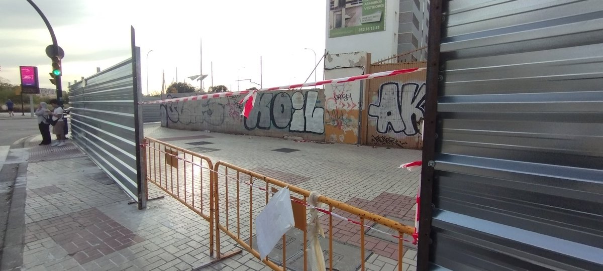 HuelinTV's tweet photo. Apenas 30 cm de acera en algunos puntos han dejado tras el vallado para la obra de edificio que construirán en esquina Avda Juan XXIII. Al menos tendrían que avisar antes para que crucen a la otra acera, ya que tienen que esperar a pasar en semáforo pisando la carretera. https://t.co/5HWOvdQGSz