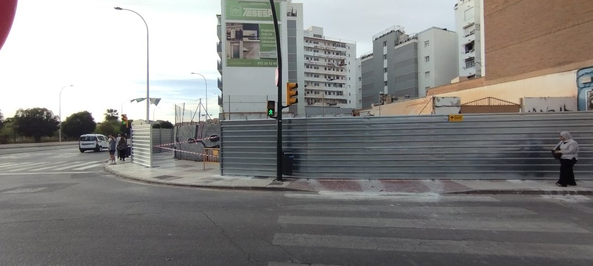 HuelinTV's tweet photo. Apenas 30 cm de acera en algunos puntos han dejado tras el vallado para la obra de edificio que construirán en esquina Avda Juan XXIII. Al menos tendrían que avisar antes para que crucen a la otra acera, ya que tienen que esperar a pasar en semáforo pisando la carretera. https://t.co/5HWOvdQGSz