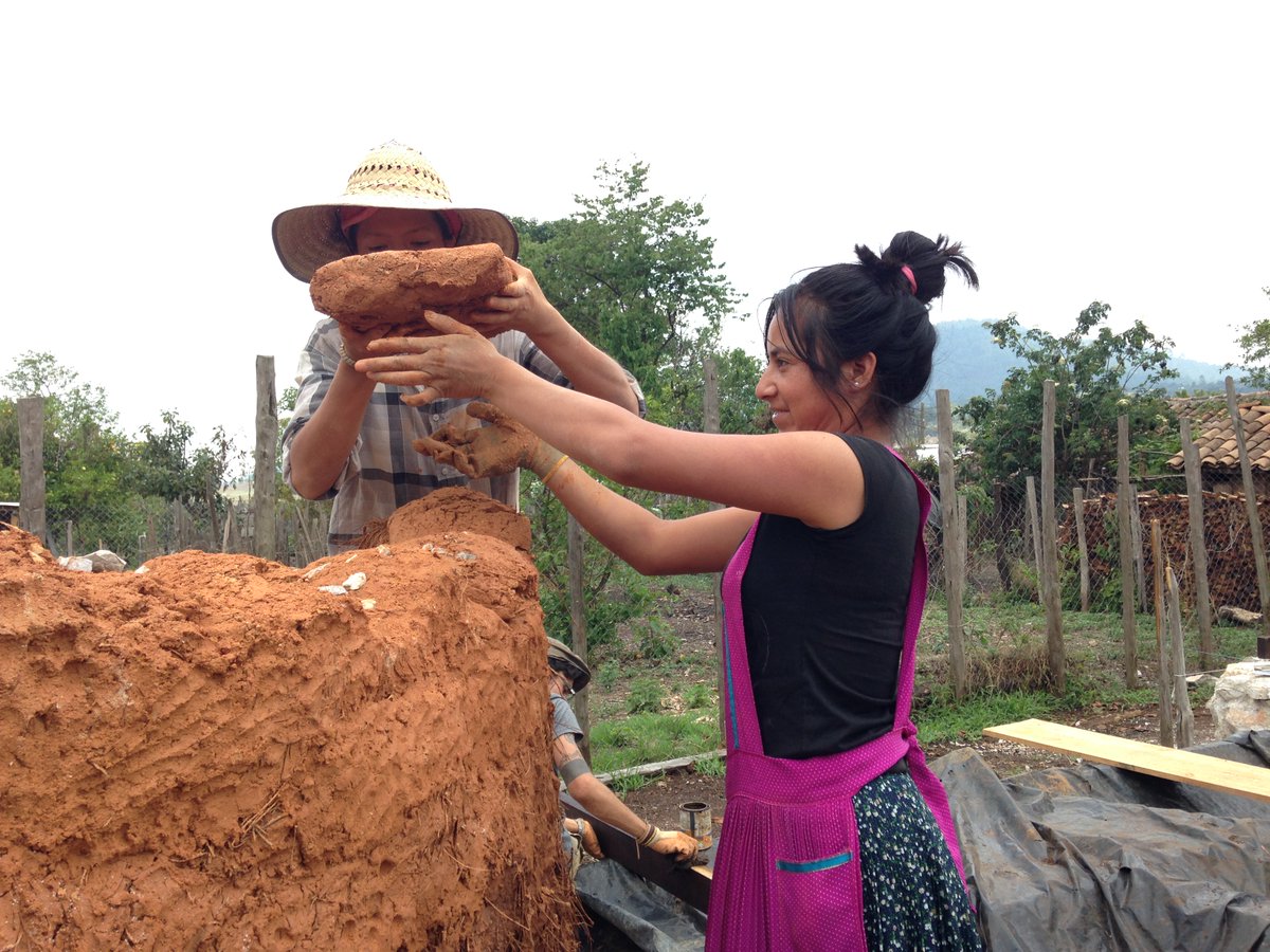 programa_VACA's tweet photo. Amatenango del Valle
Materiales regionales y técnicas artesanales, este centro comunitario y sus cocinas nacen desde lo colectivo. La arcilla y las fibras naturales toman forma en manos de mujeres, niños y hombres, dando vida a una estructura que representa a quienes la crean. https://t.co/4UaynUC9su