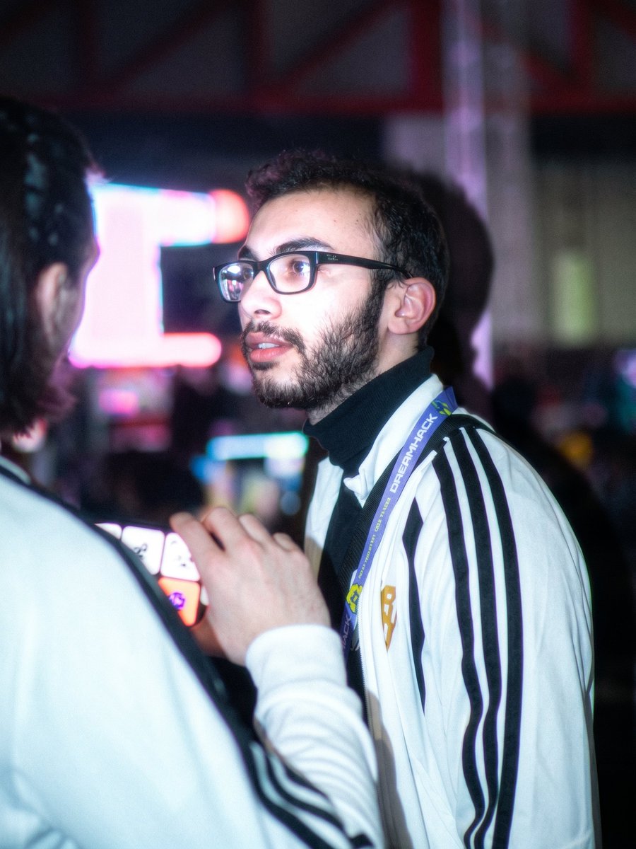 BoM_eSport's tweet photo. Premier amateur FR en finale d'un FFA officiel en LAN... @Nexus_HCS  a marqué la DreamHack avec cette veste sur le dos. ✨

Ne vous contentez pas de jouer, brillez : https://t.co/hJqiE2kESy

📸 @Mifoushi https://t.co/NuEeuJEVhK