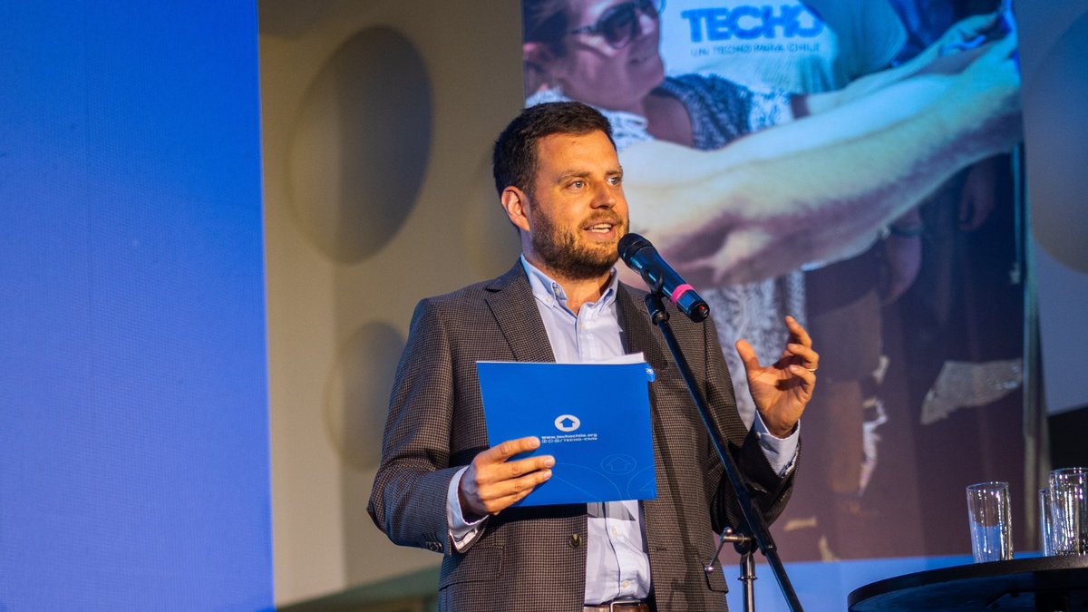 TECHOChile's tweet photo. Hoy presentamos nuestra Cuenta Pública en el auditorio de @BancoEstado 🙌🏻🩵 este ejercicio de transparencia refleja el trabajo que nos motiva como TECHO-Chile. Voluntariado, empresas y personas que hacen posible seguir llegando a más territorios y acompañar a más personas. https://t.co/cpdeHUdt8w