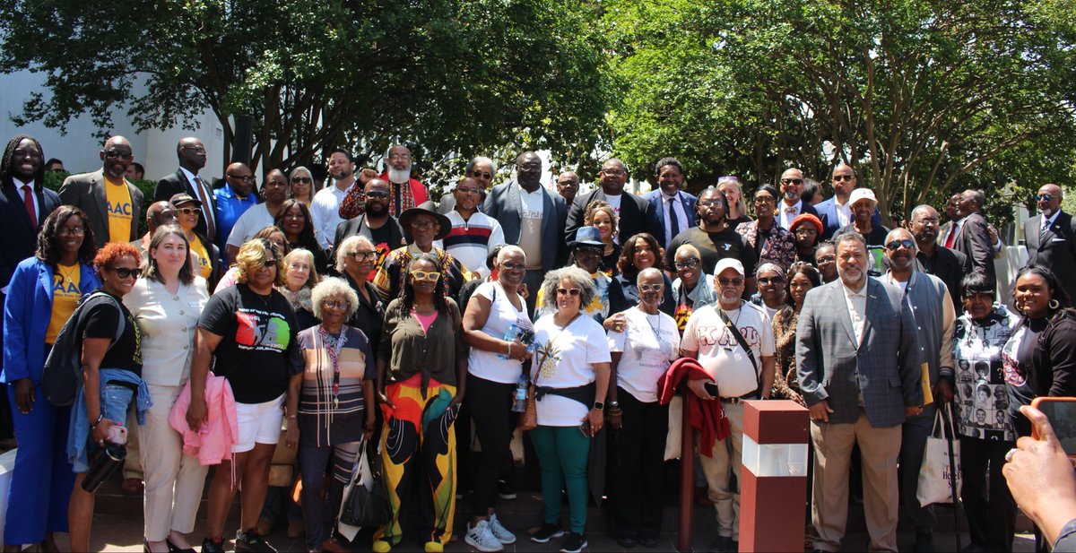 RepTerriSewell's tweet photo. I’m here at the Alabama State House standing shoulder to shoulder with state lawmakers and voting rights activists to demand fair representation!

We won’t let state leaders silence Alabama’s Black voters. Not without a fight!! ✊🏾 https://t.co/eUa1s97fM7