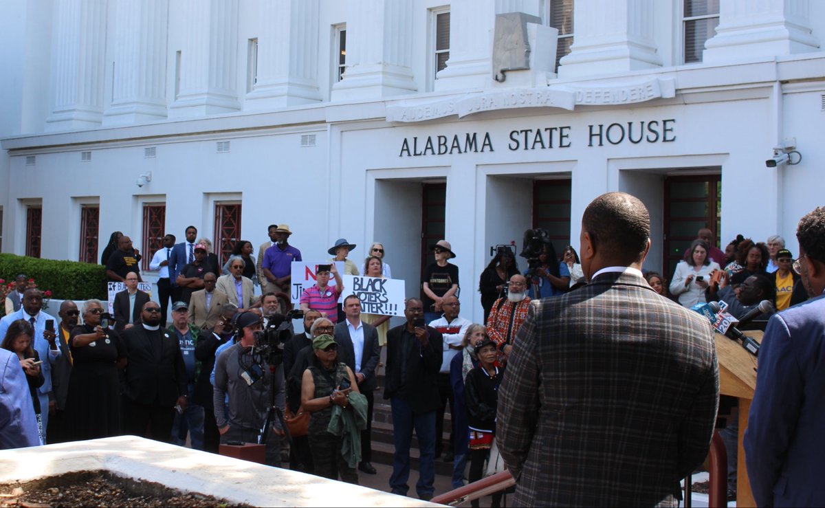 RepTerriSewell's tweet photo. I’m here at the Alabama State House standing shoulder to shoulder with state lawmakers and voting rights activists to demand fair representation!

We won’t let state leaders silence Alabama’s Black voters. Not without a fight!! ✊🏾 https://t.co/eUa1s97fM7