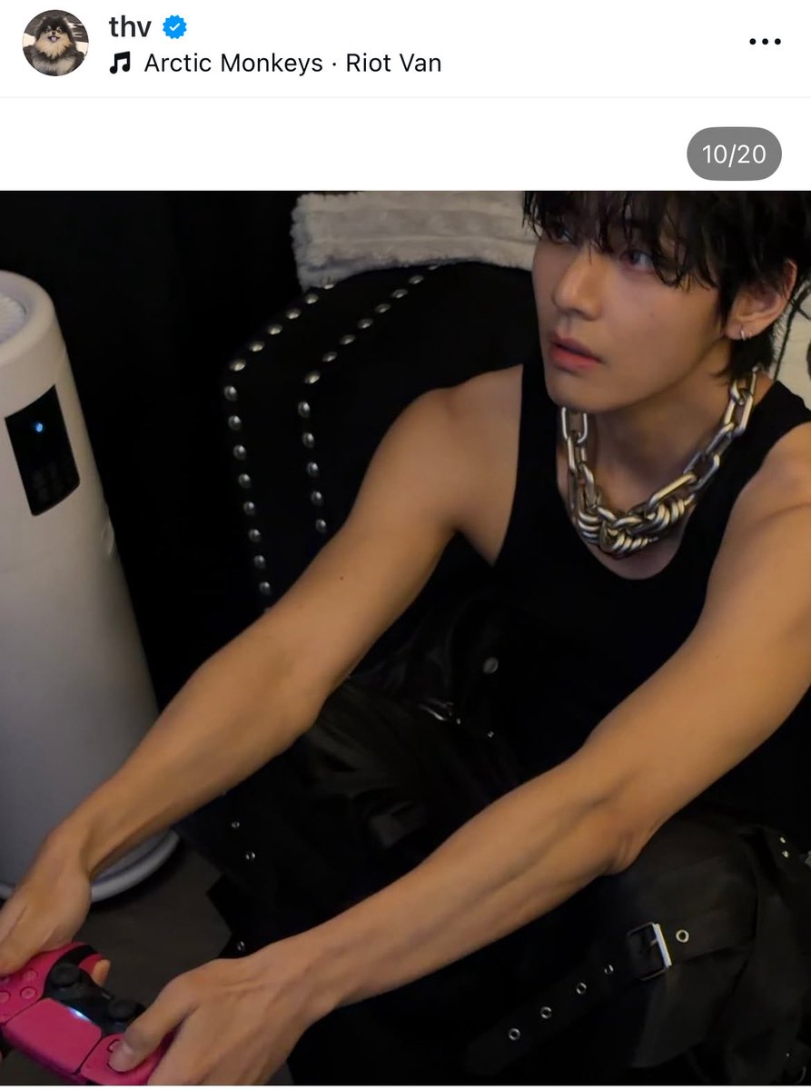 tae a jogar playstation com um comando rosa ao som de artic monkeys send tweet