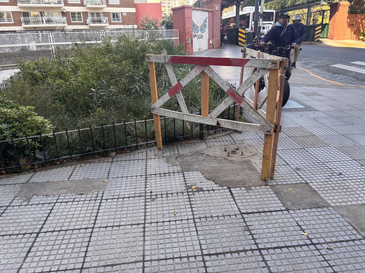 tincho_sanchez's tweet photo. @jorgemacri @gcba @BA147 @BACiudadVerde Rio de Janeiro 205, un dia mas de abandono y desidia!!! Cuanta falta de gestion!!! https://t.co/QqjqChuW38