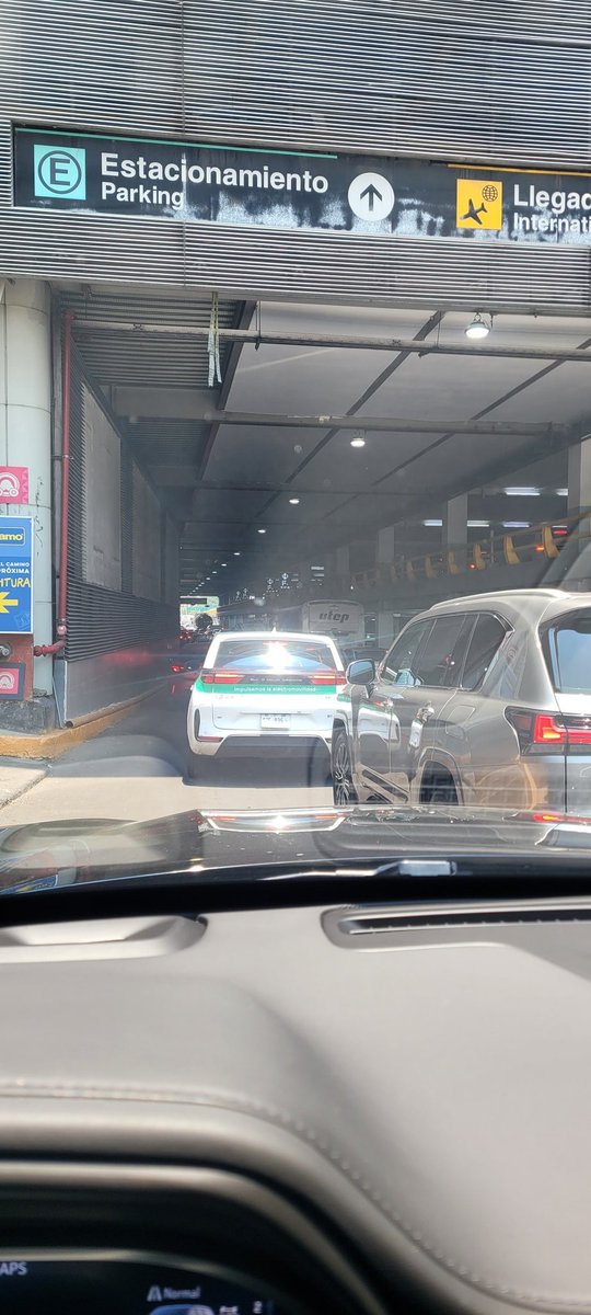 carlosaps's tweet photo. Un verdadero CAOS vial la terminal 1 del @AICM_mx 

Y NADIE QUE HAGA ALGO https://t.co/GUbUbXk7z9