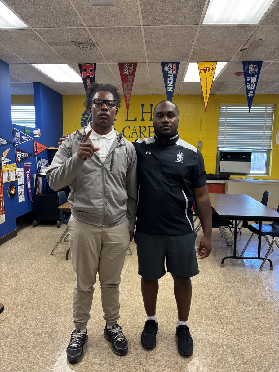 10kdeee's tweet photo. Thank you too @CoachKarlMofor with @UAlbanyFootball for visiting me today!!
@DevonnePowell https://t.co/M3CknRunDe