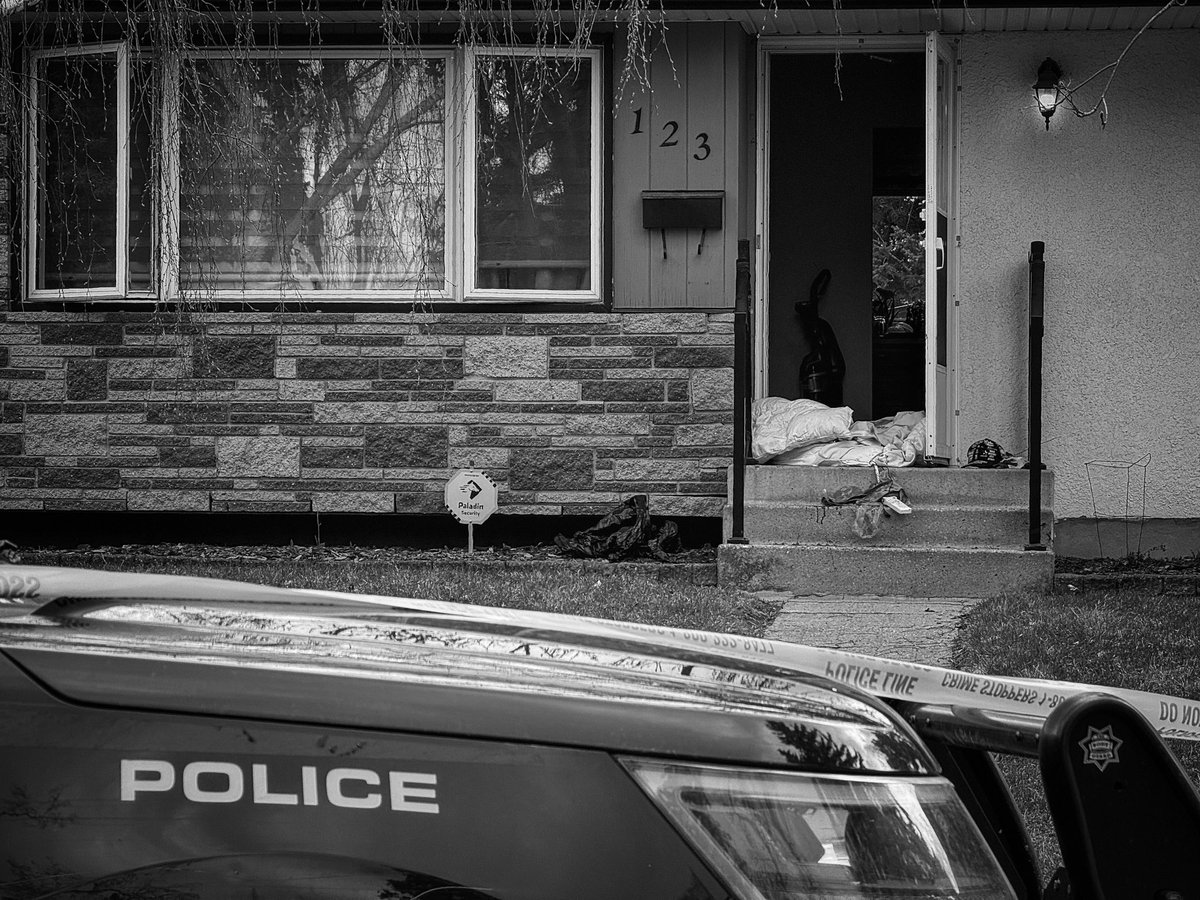 CameraGuyNick's tweet image. CPS confirm one woman is in custody after an apparent stabbing in the 100 block of Glacier Dr. SW. Police continue to investigate. #calgary #yyc